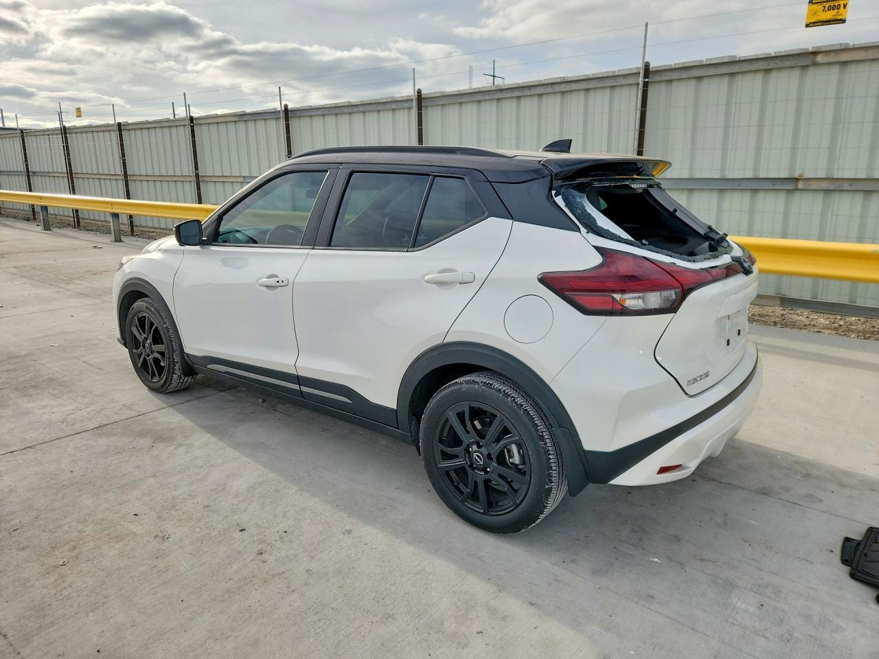 2024 Nissan Kicks Sr - Image 2