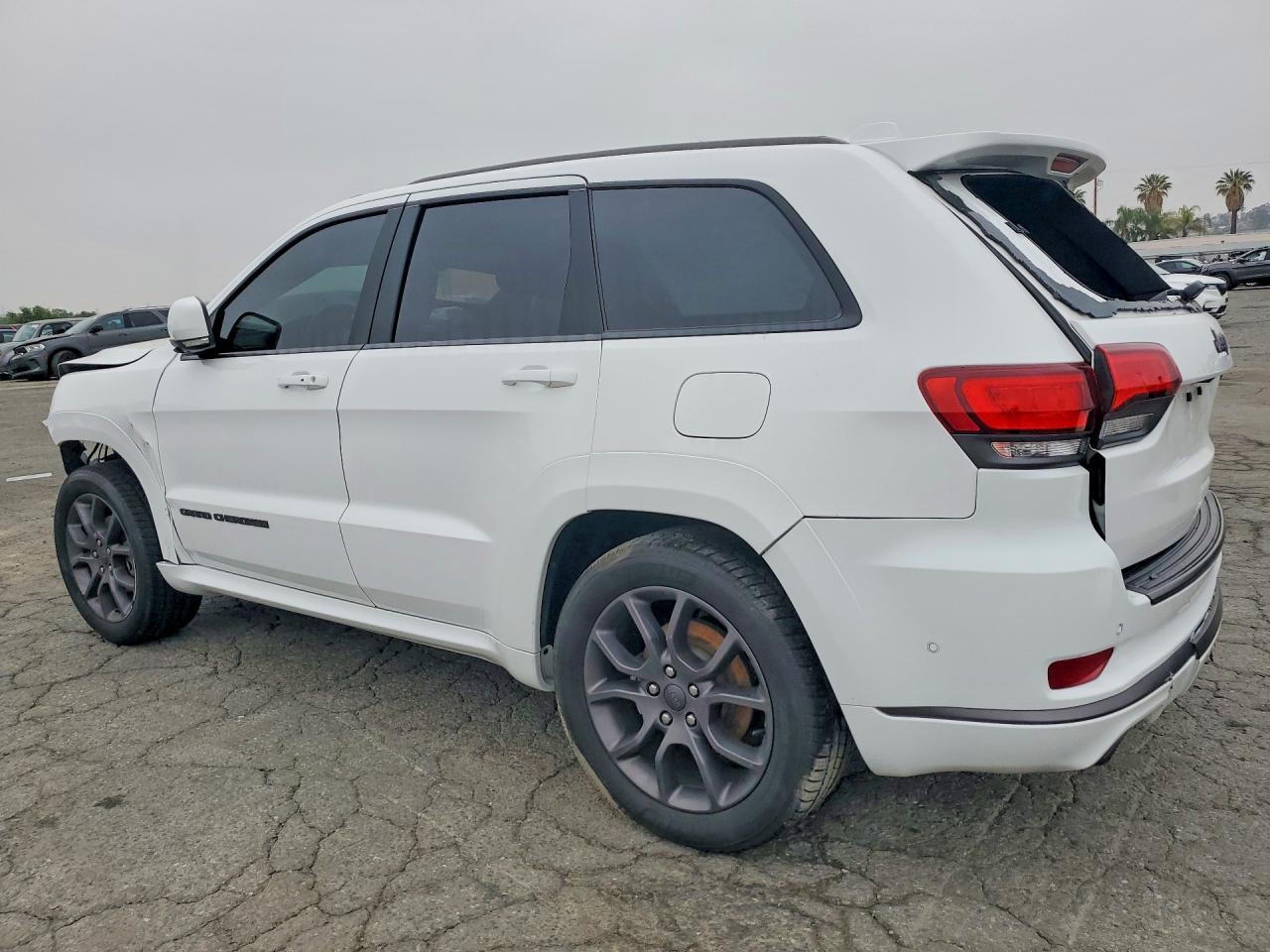 2020 Jeep Grand Cherokee Overland - Image 2
