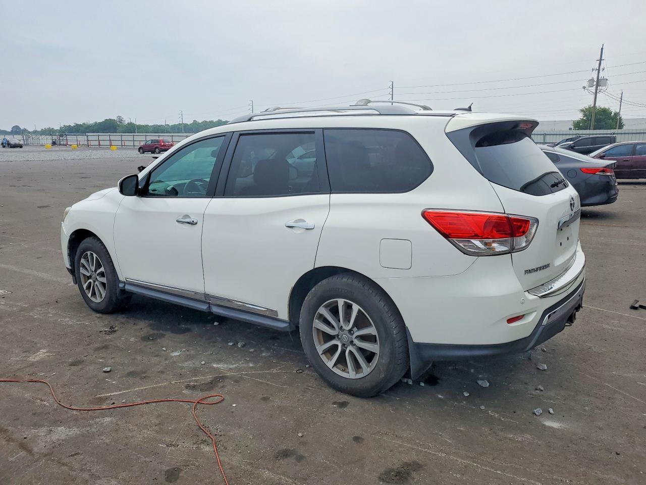 2013 Nissan Pathfinder S - Image 2