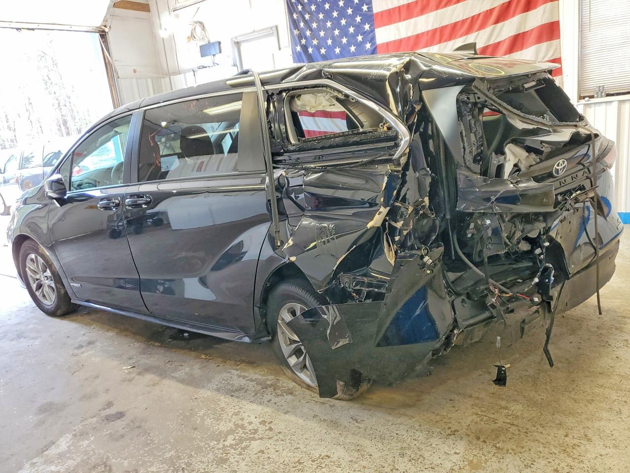 2021 Toyota Sienna Le - Фото 2