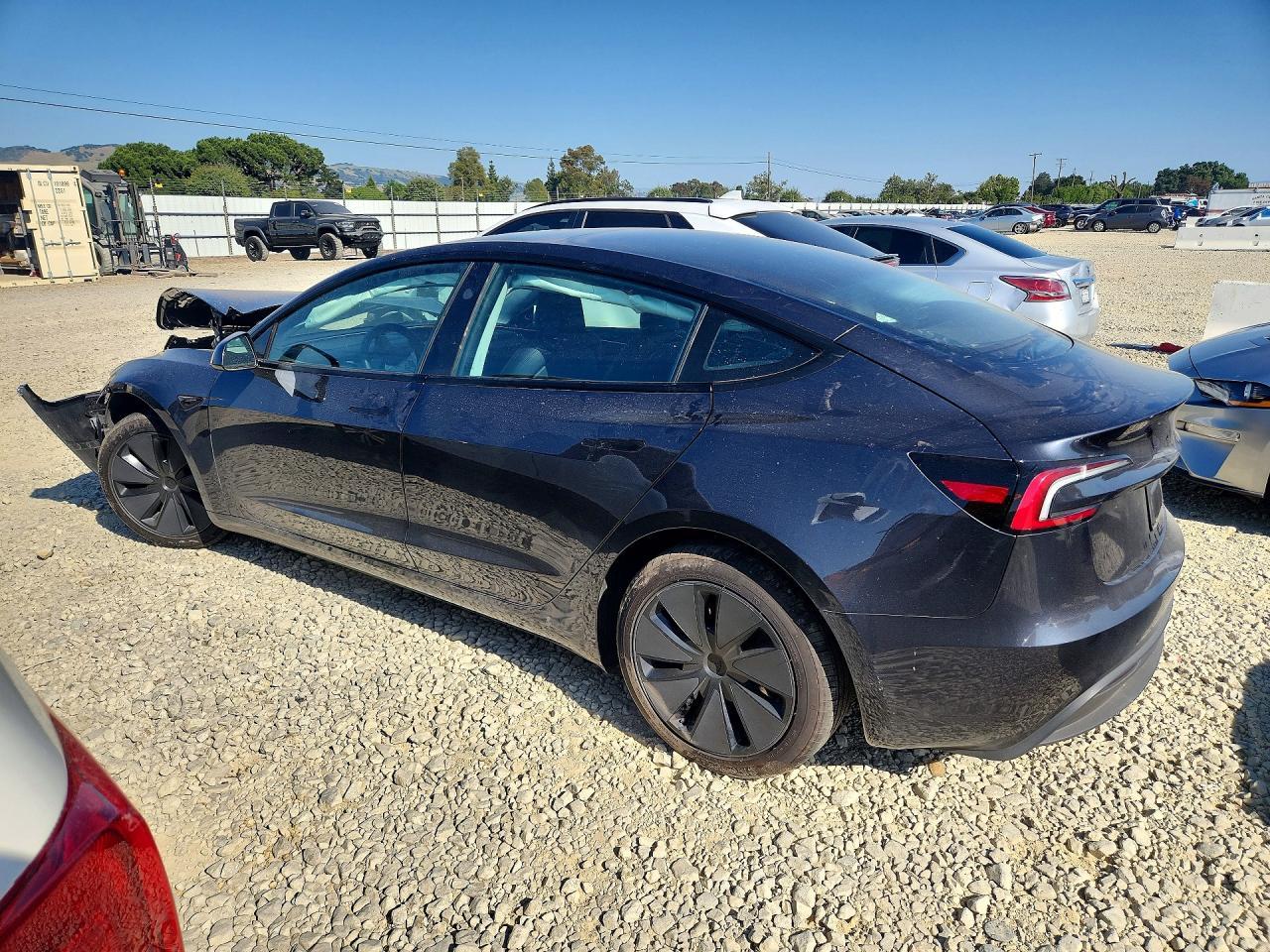 2026 Tesla Model 3 - Фото 2
