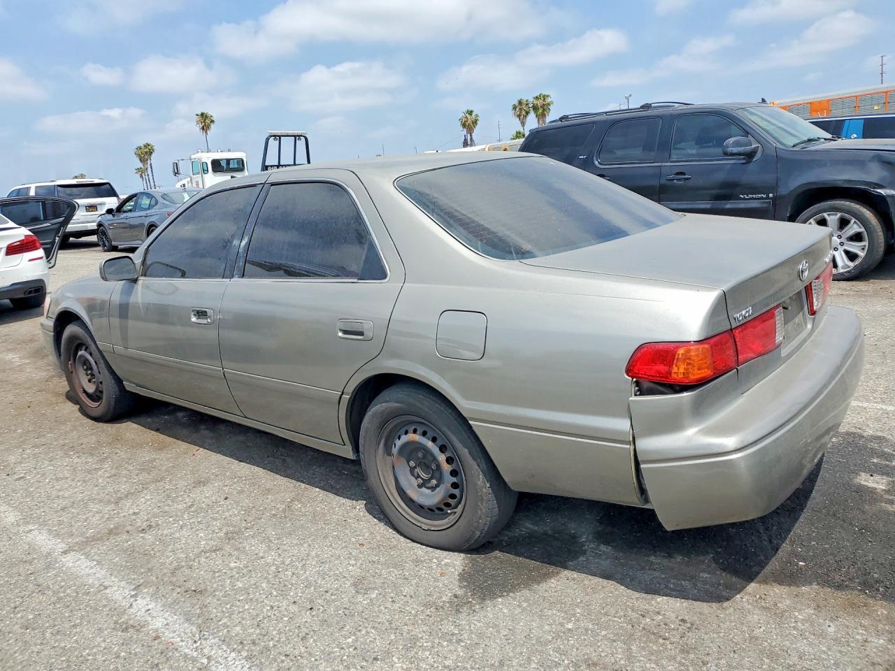 2001 Toyota Camry Ce - Фото 2