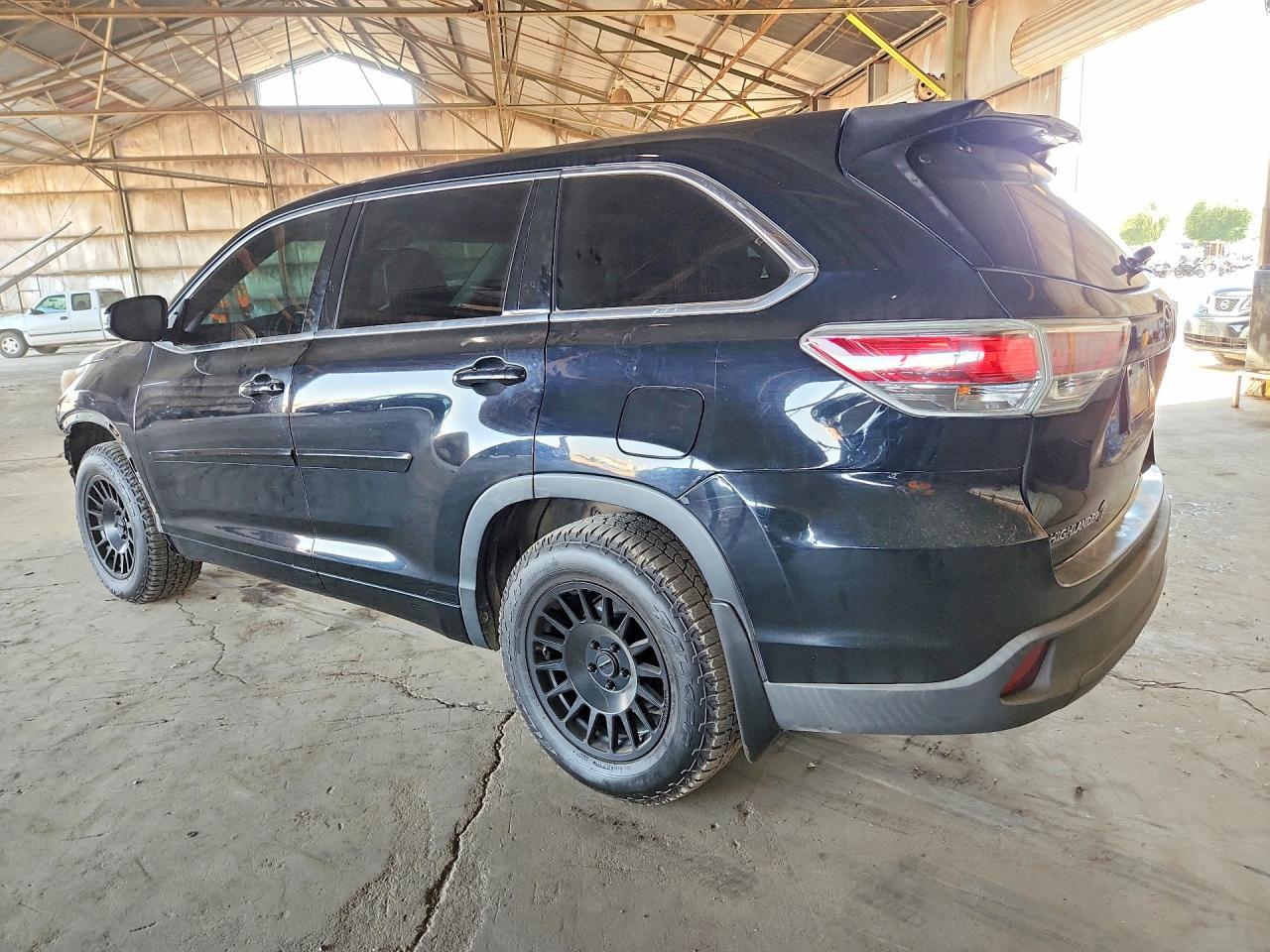 2016 Toyota Highlander Le Plus - Image 2