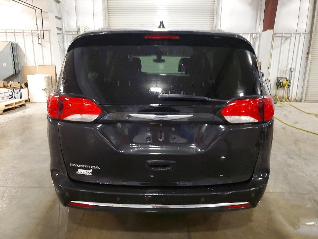 2018 Chrysler Pacifica Touring L - Image 6