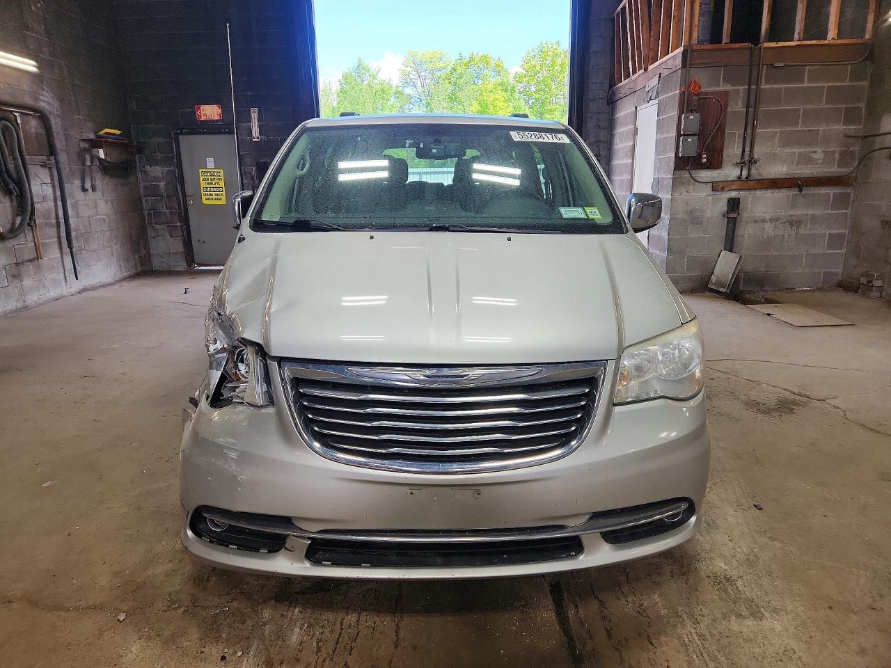 2011 Chrysler Town & Country Touring L - Фото 5