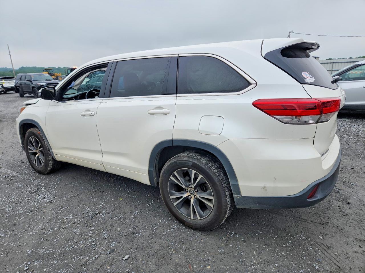 2017 Toyota Highlander Le - Фото 2