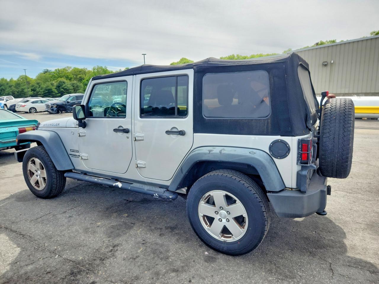 2010 Jeep Wrangler Unlimited Sport - Фото 2