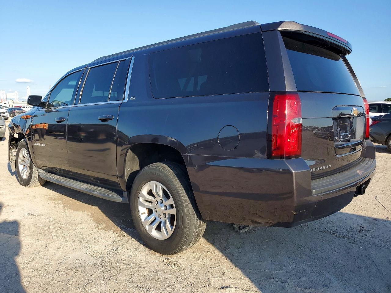 2016 Chevrolet Suburban C1500 Ls - Фото 2