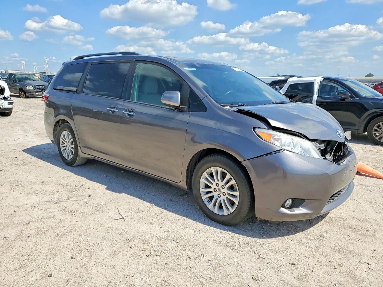 2017 Toyota Sienna Xle 8-Passenger - Фото 4