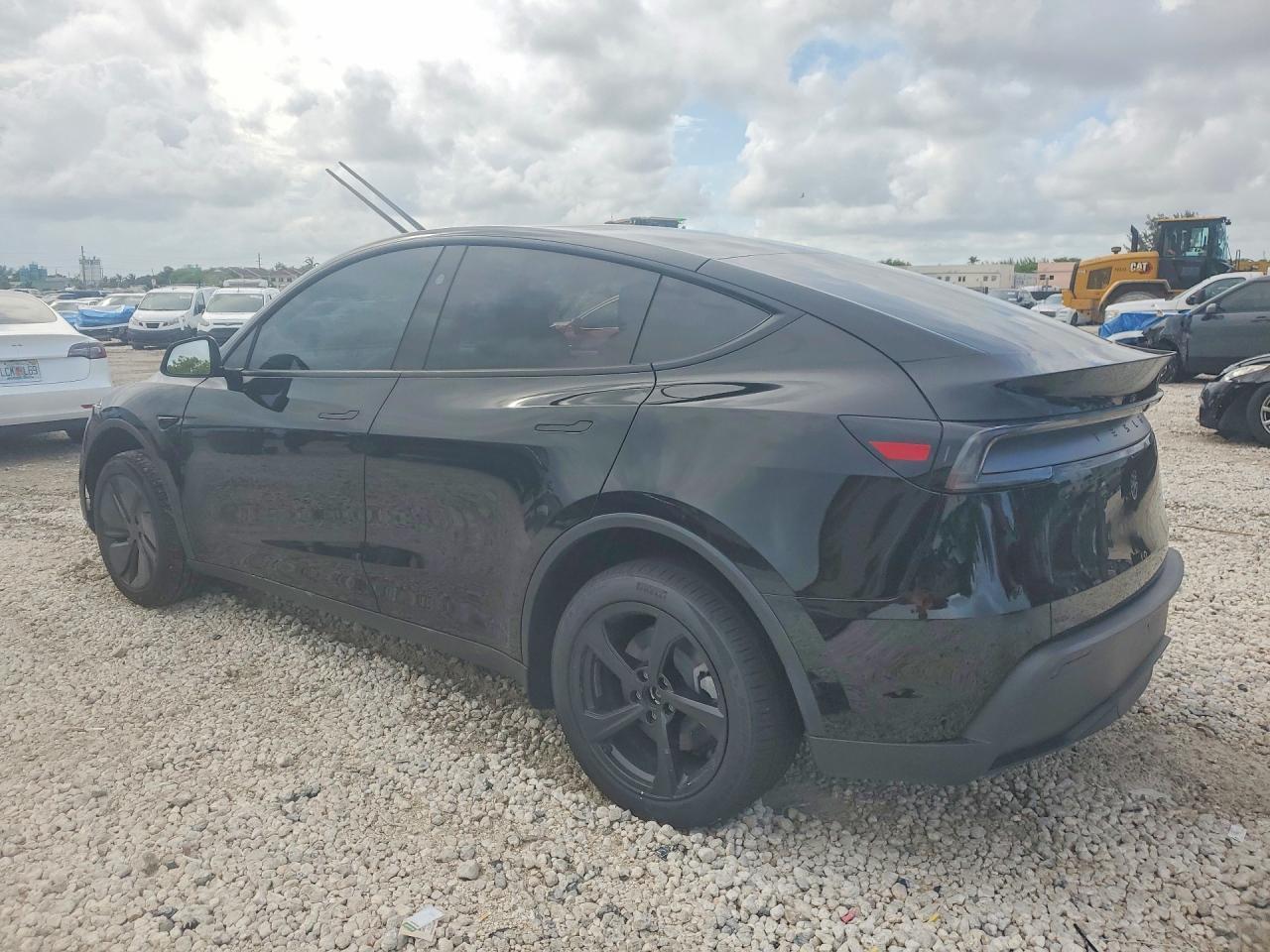 2026 Tesla Model Y - Фото 2