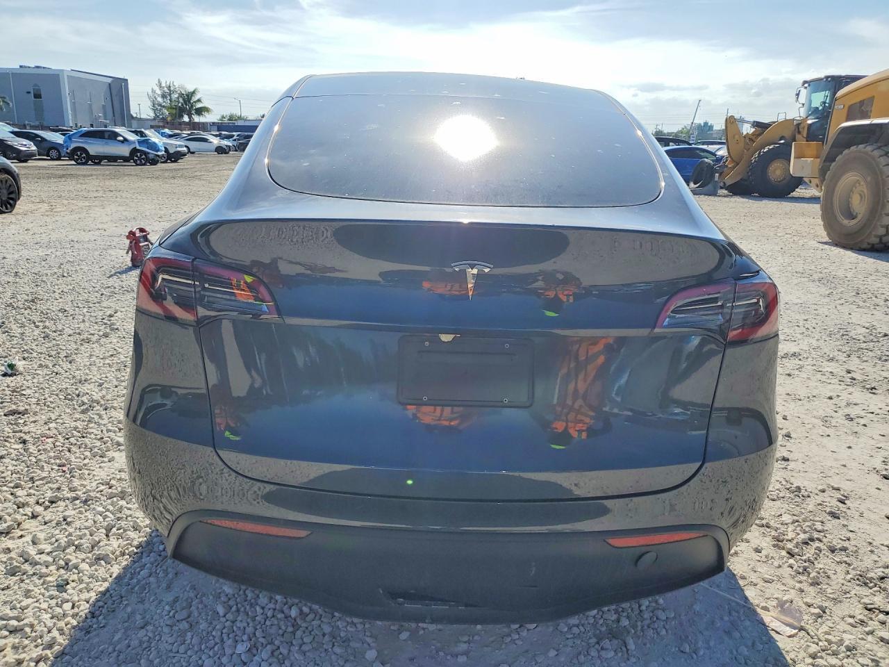 2025 Tesla Model Y - Фото 6