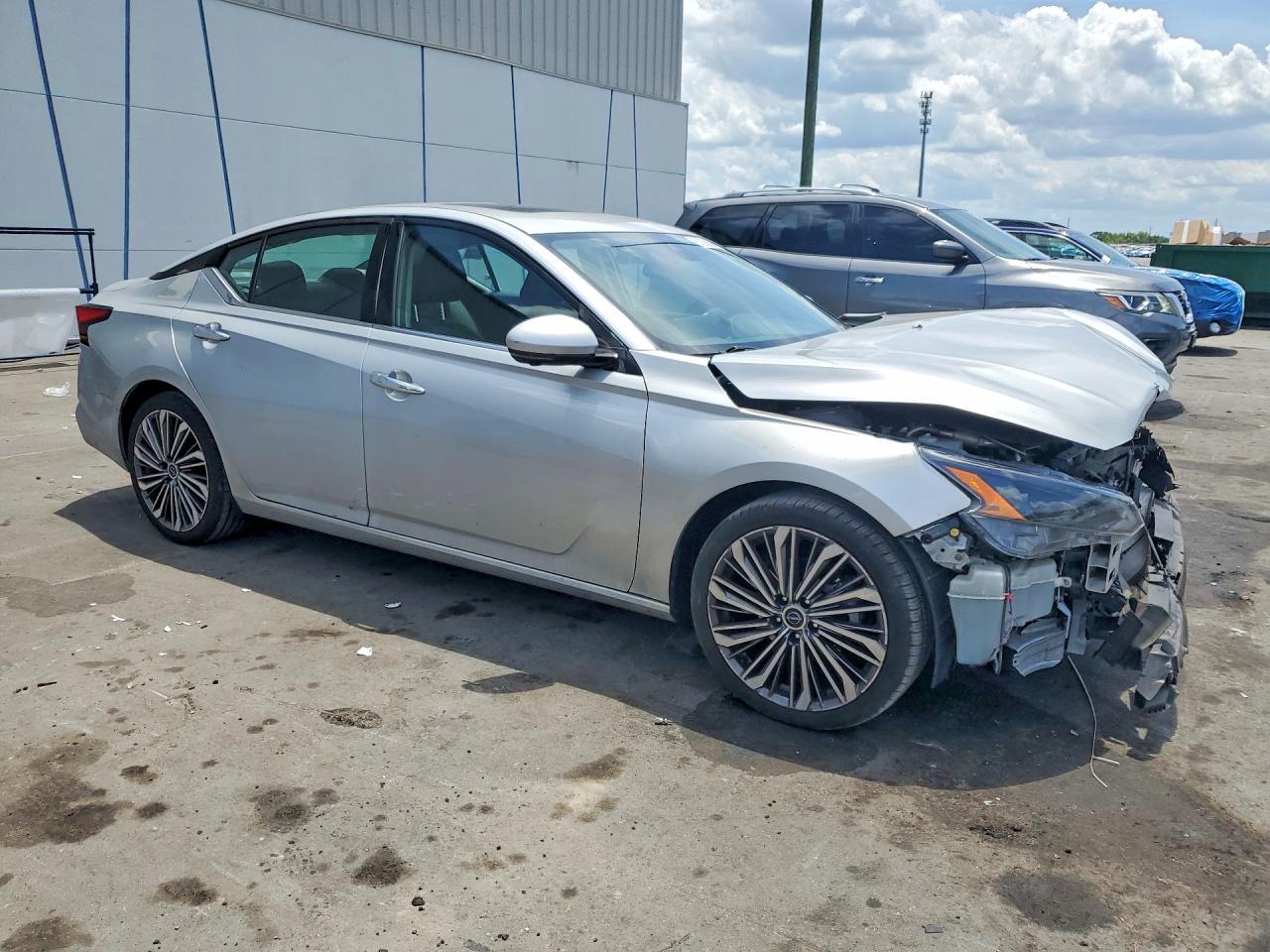 2023 Nissan Altima Sl - Image 4