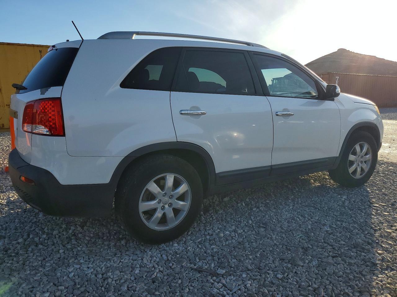 2013 Kia Sorento Lx - Image 3
