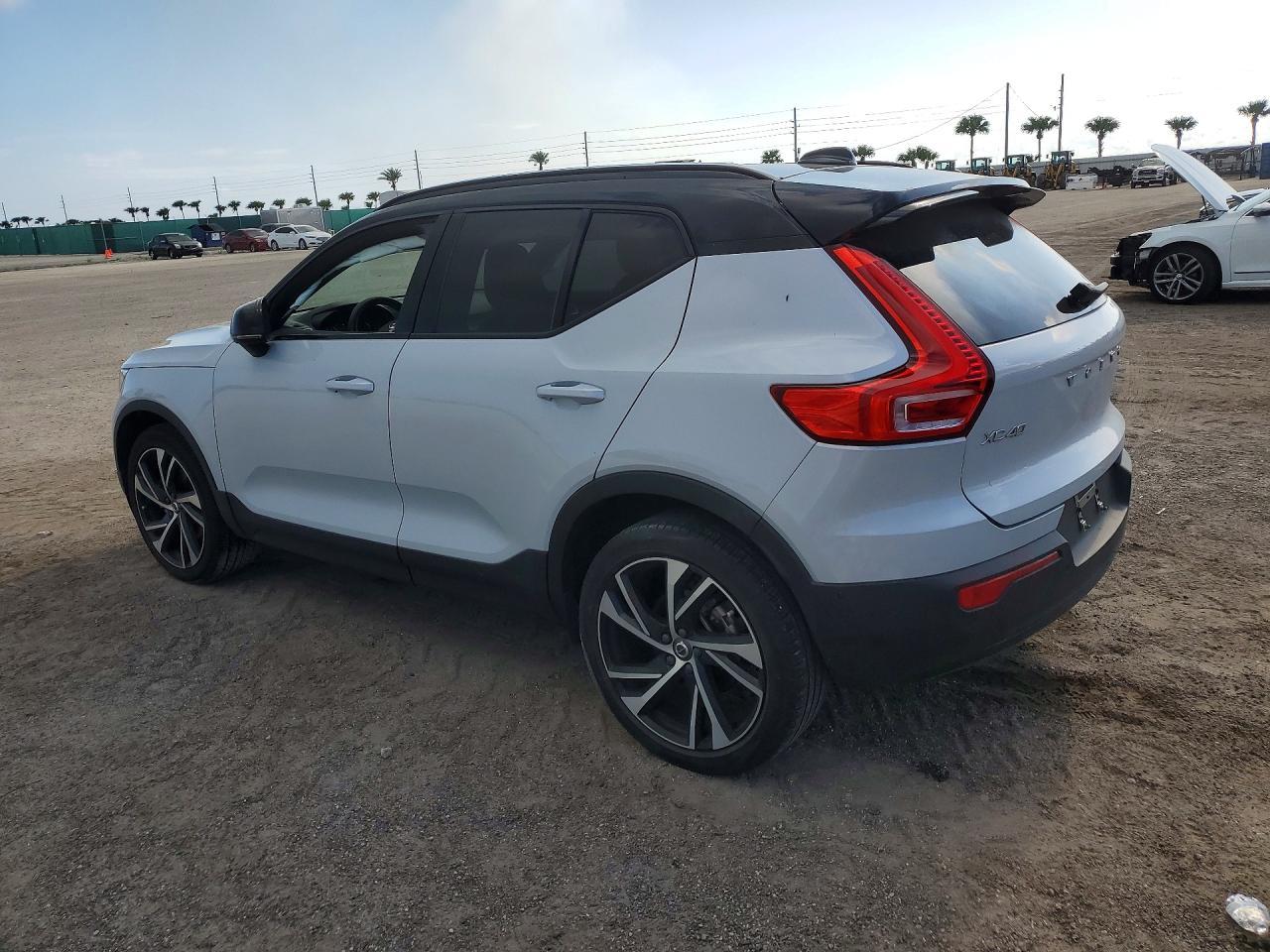 2022 Volvo Xc40 T5 R-Design - Фото 2