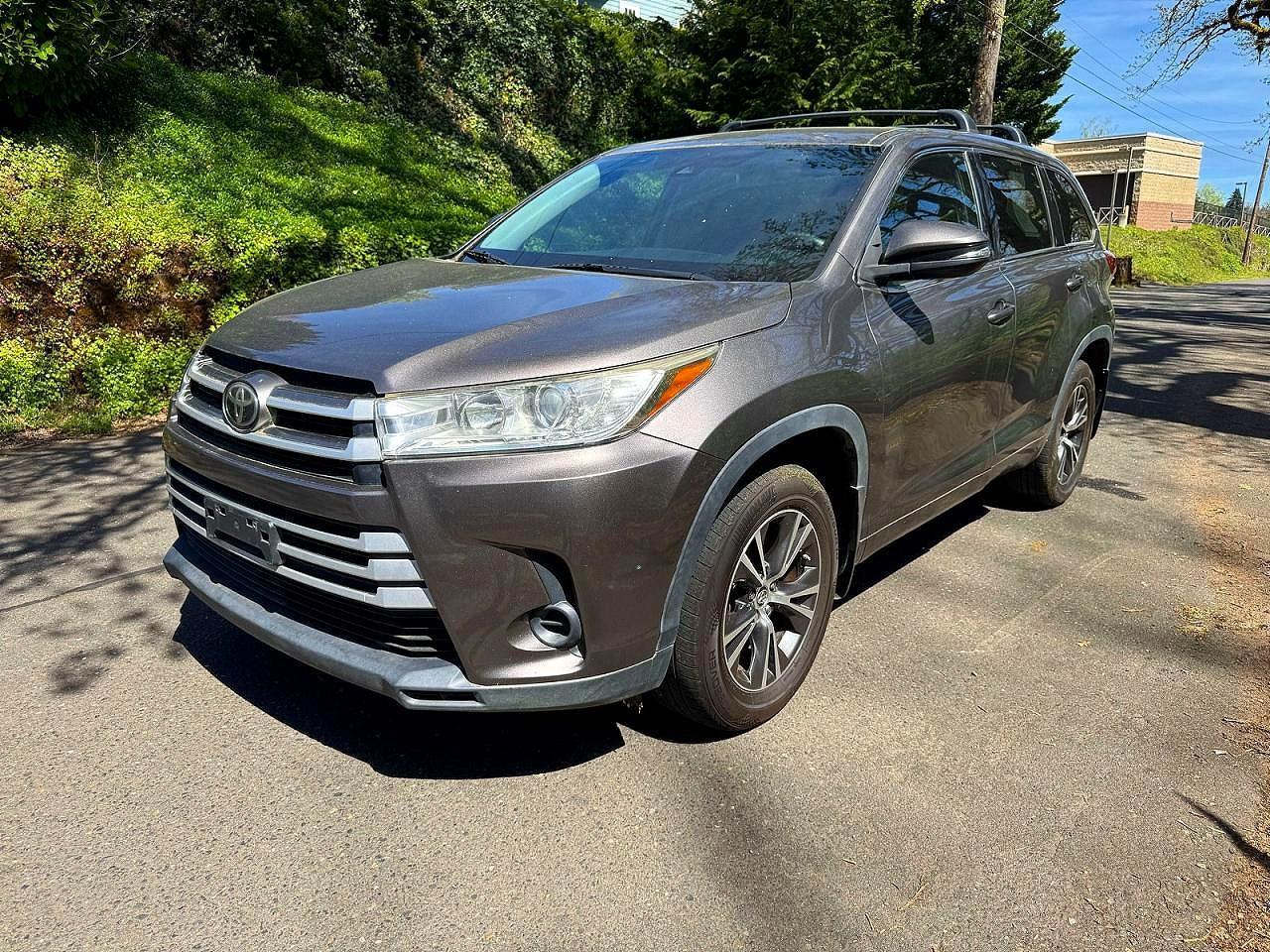 2017 Toyota Highlander Le - Image 2