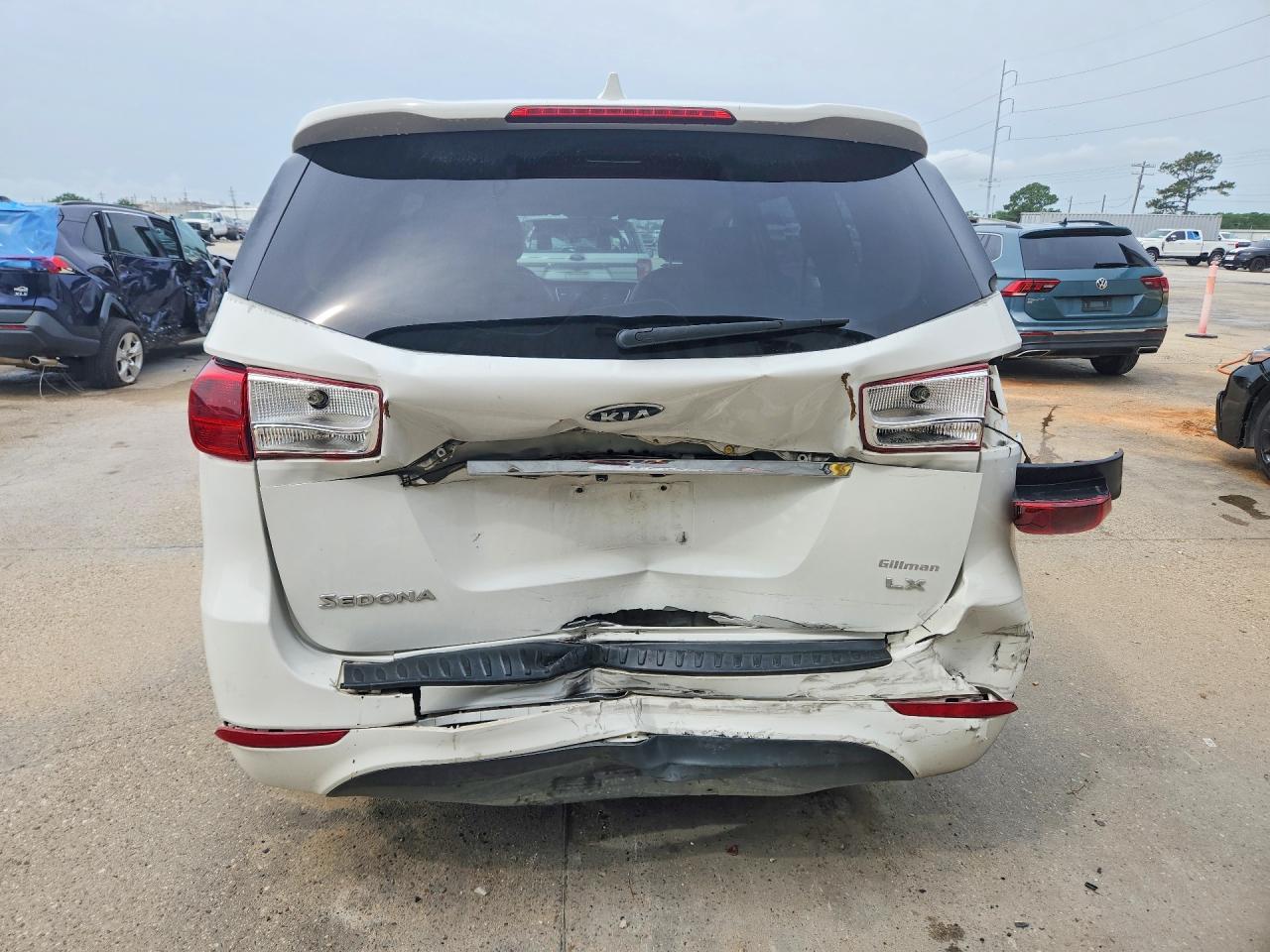 2017 Kia Sedona Lx - Image 6