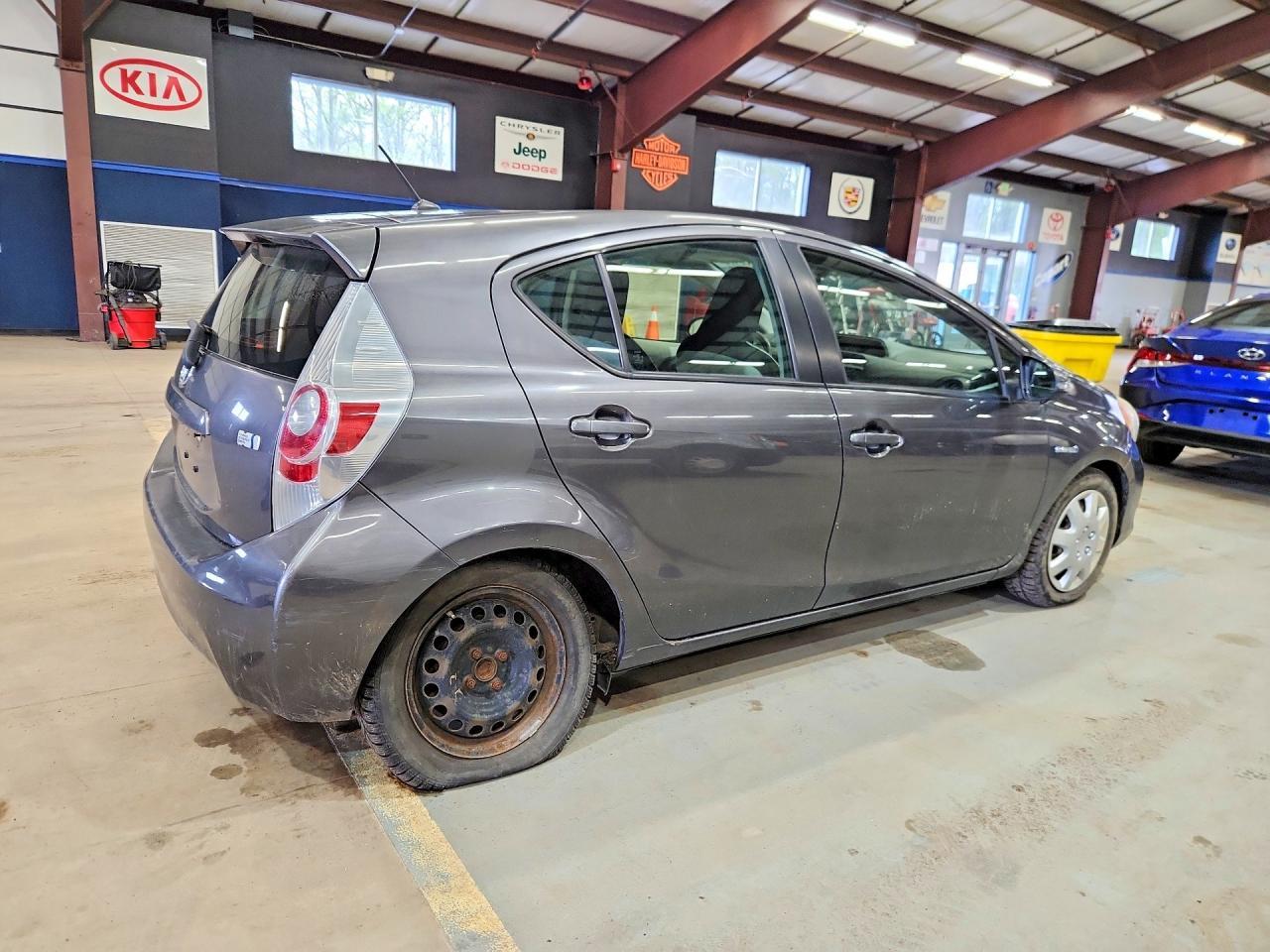 2013 Toyota Prius C One - Фото 3