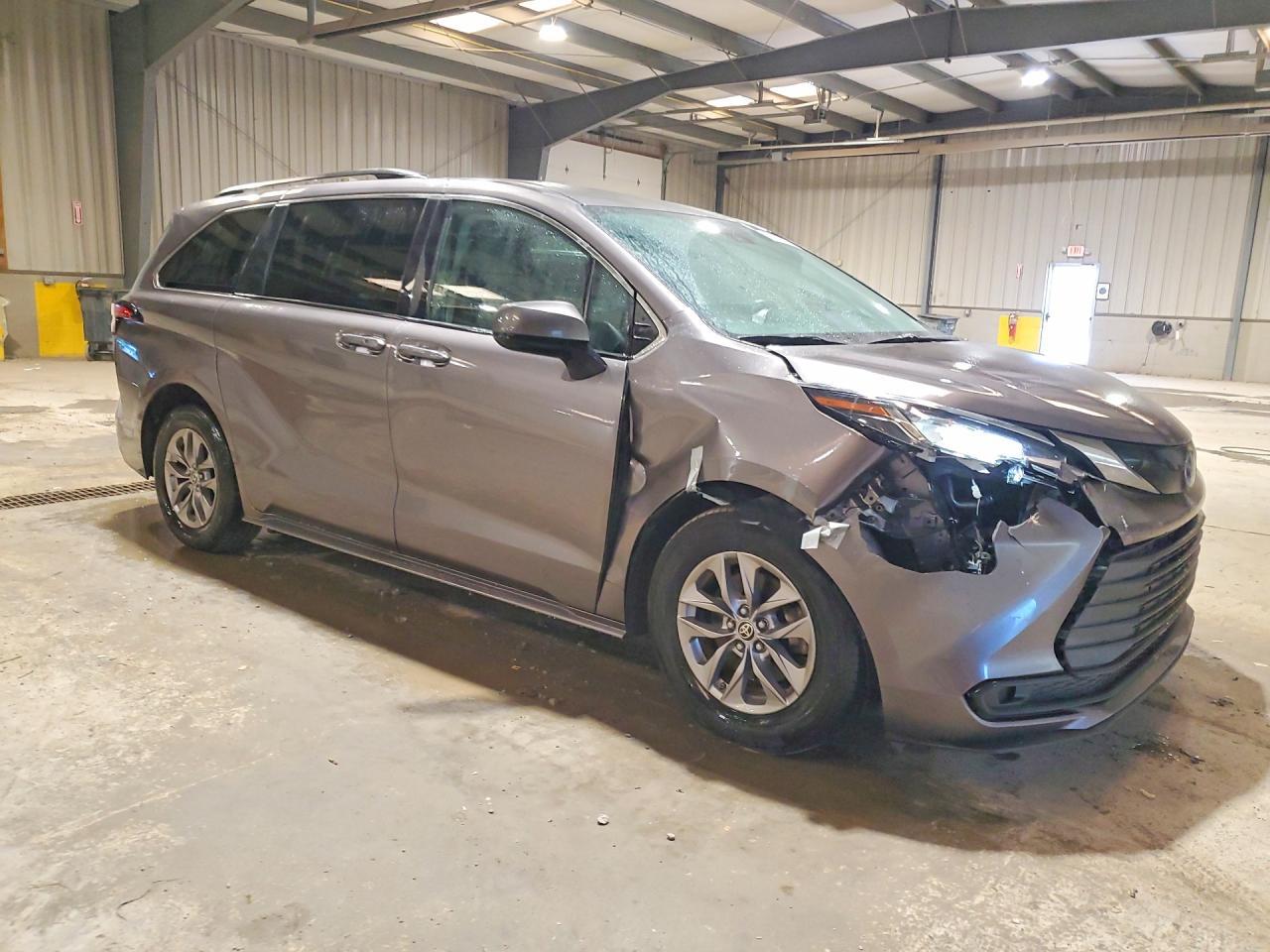 2022 Toyota Sienna Le - Фото 4