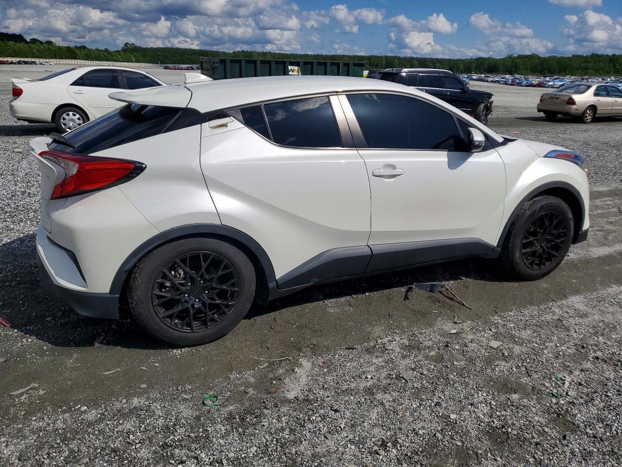2019 Toyota C-Hr Le - Image 3