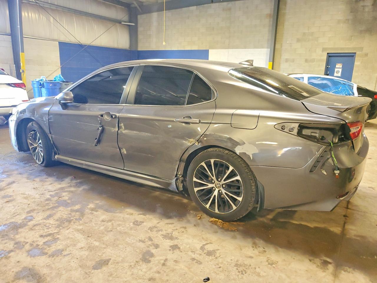 2020 Toyota Camry Se - Фото 2