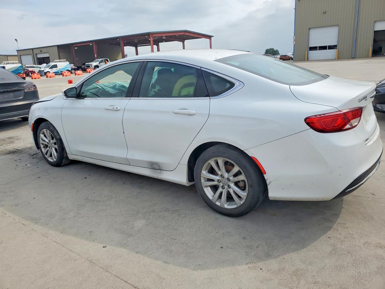 2016 Chrysler 200 Limited - Фото 2