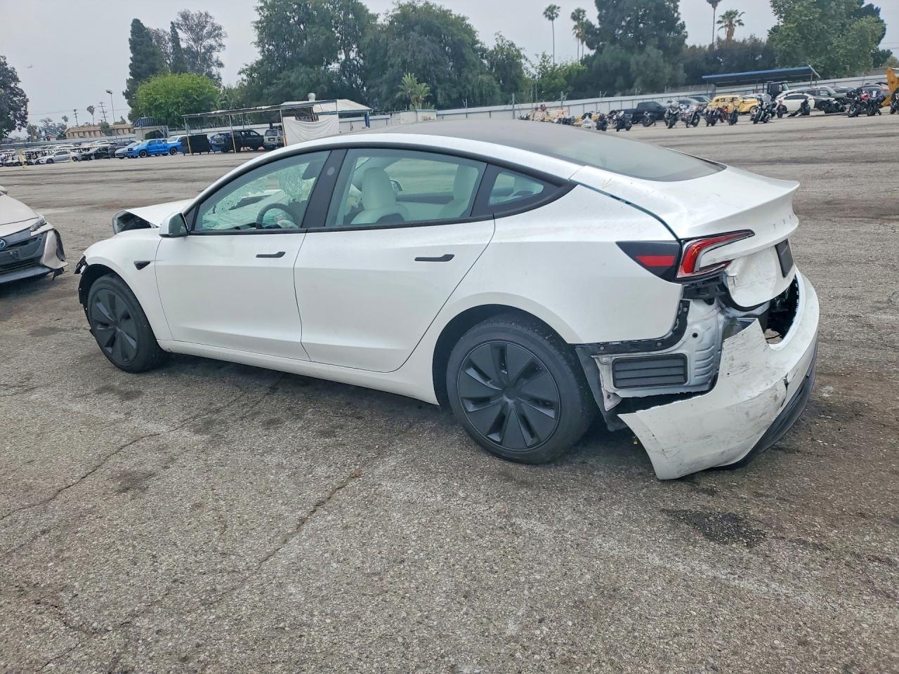 2025 Tesla Model 3 - Фото 2