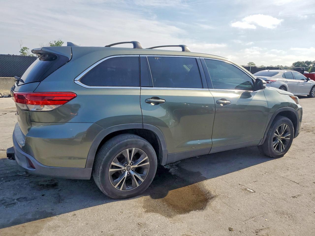 2019 Toyota Highlander Le Plus - Image 3