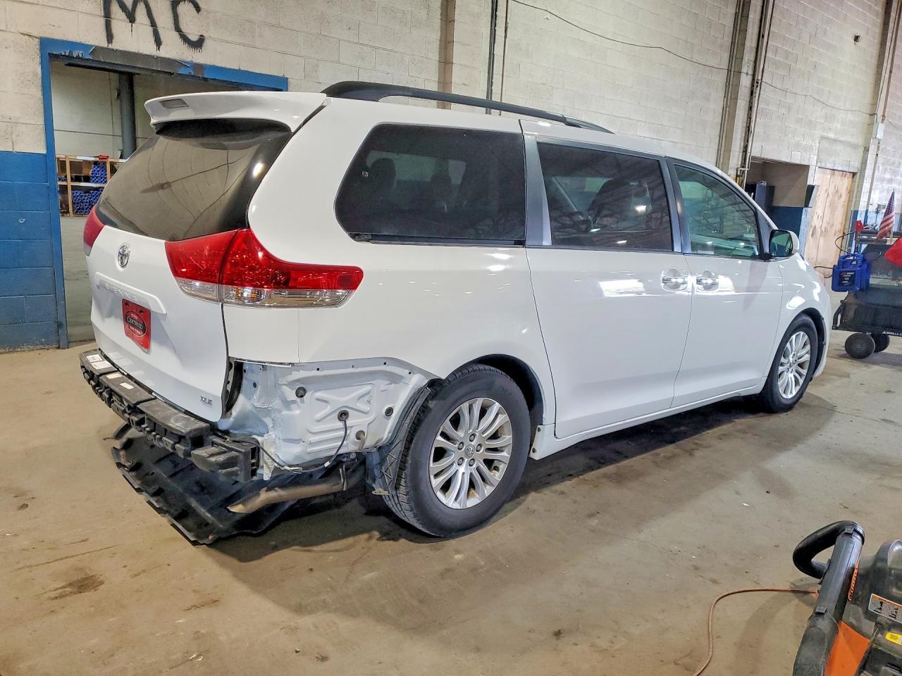 2014 Toyota Sienna Xle 8-Passenger - Image 3