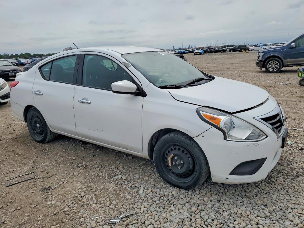 2019 Nissan Versa Sv - Image 4