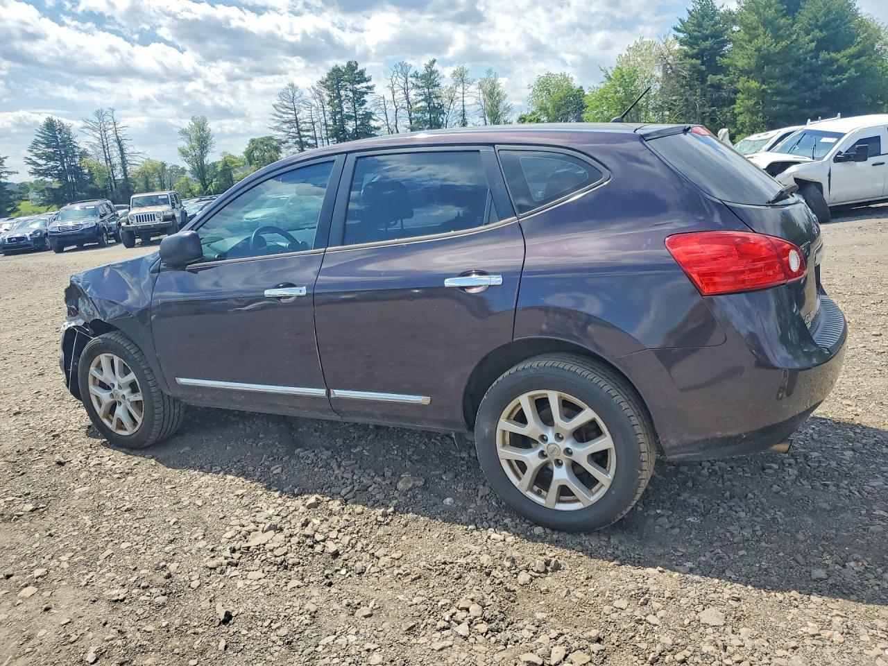 2014 Nissan Rogue Select S - Image 2