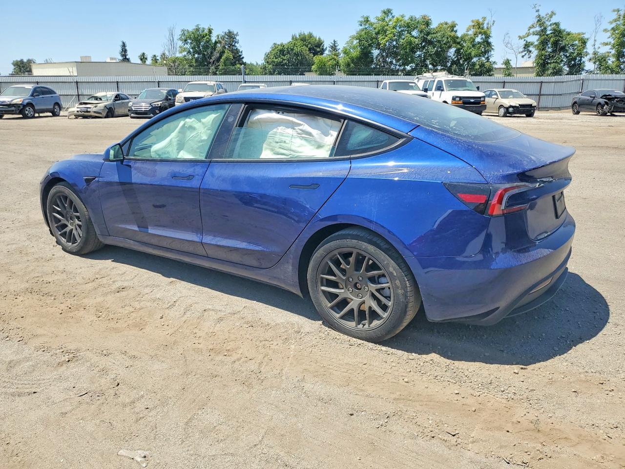 2025 Tesla Model 3 - Фото 2