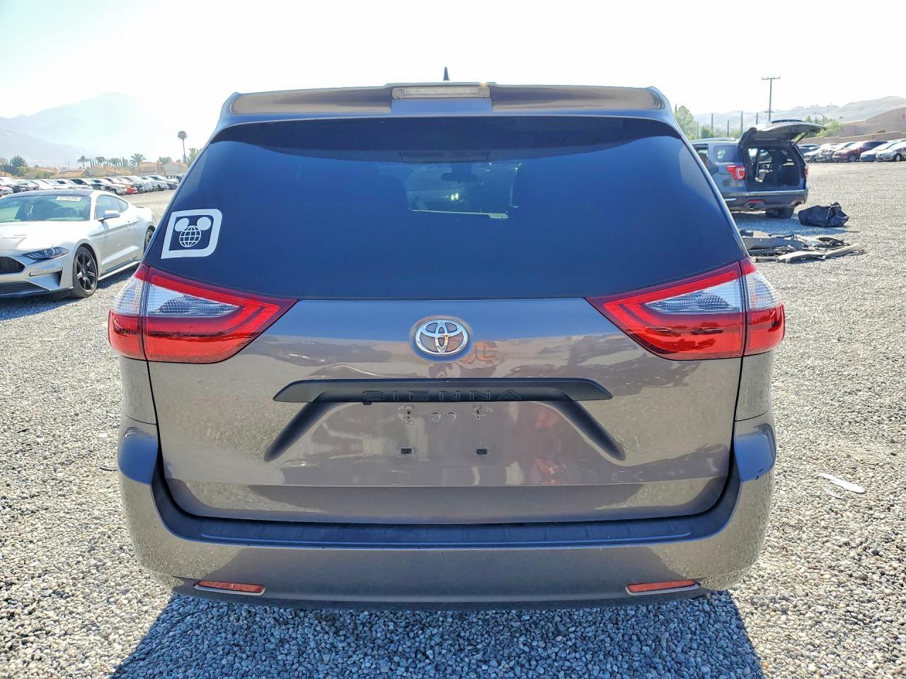 2020 Toyota Sienna L - Image 6