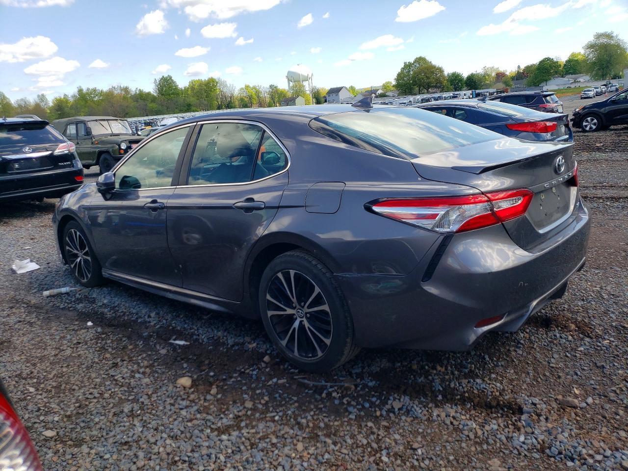 2020 Toyota Camry Se - Фото 2