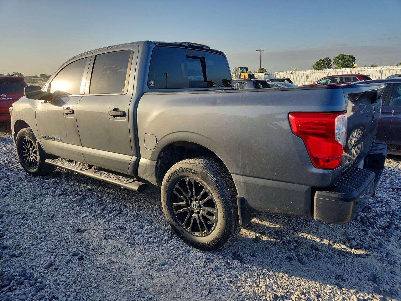 2018 Nissan Titan - Фото 2
