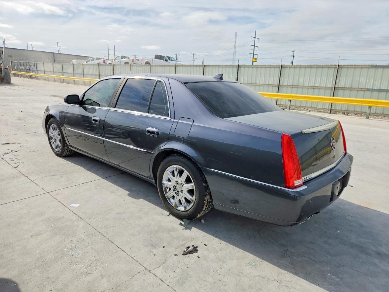2010 Cadillac Dts Premium Collection - Image 2