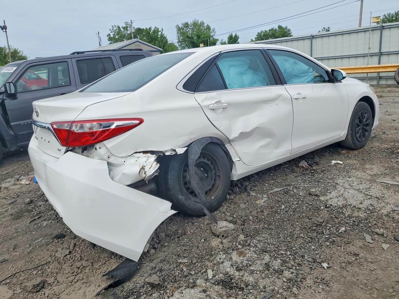 2016 Toyota Camry Le - Фото 3