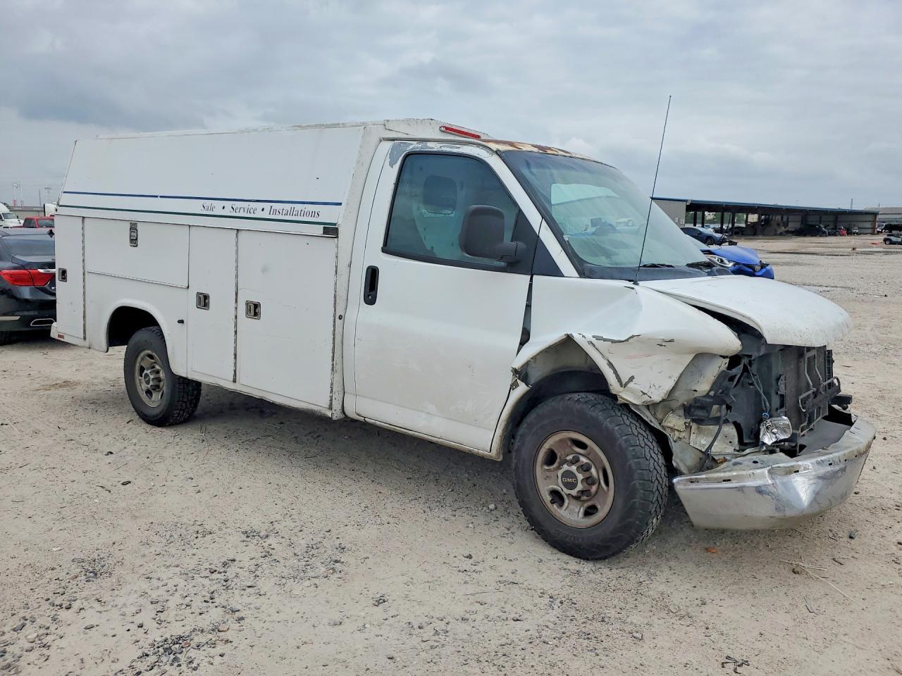 2011 GMC Savana Cutaway G3500 - Фото 4