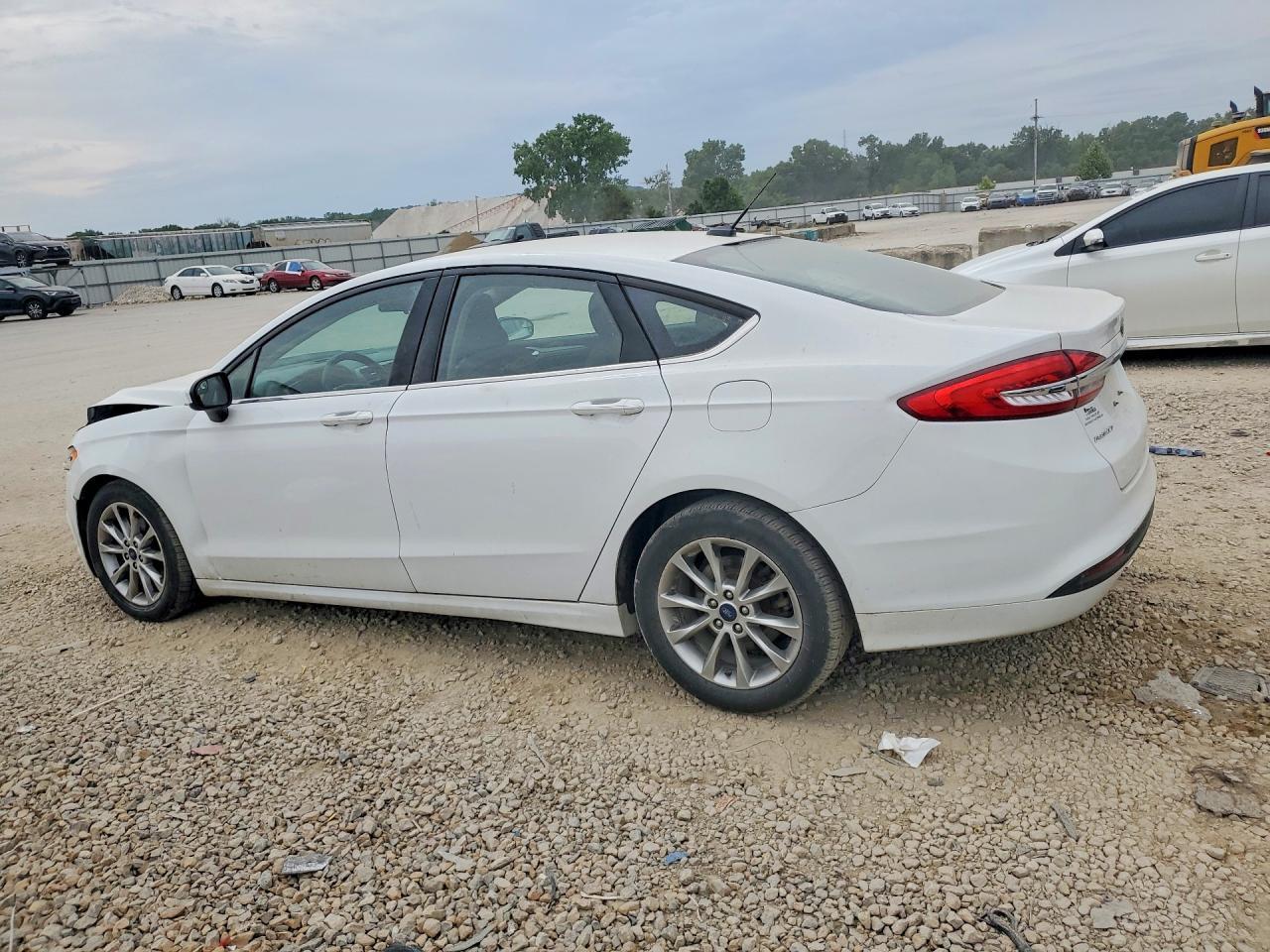 2017 Ford Fusion S - Фото 2