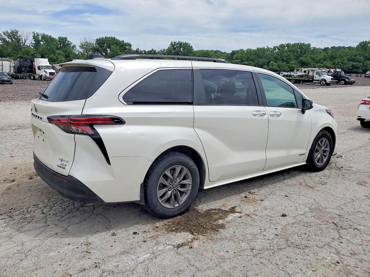 2021 Toyota Sienna Xle - Фото 3