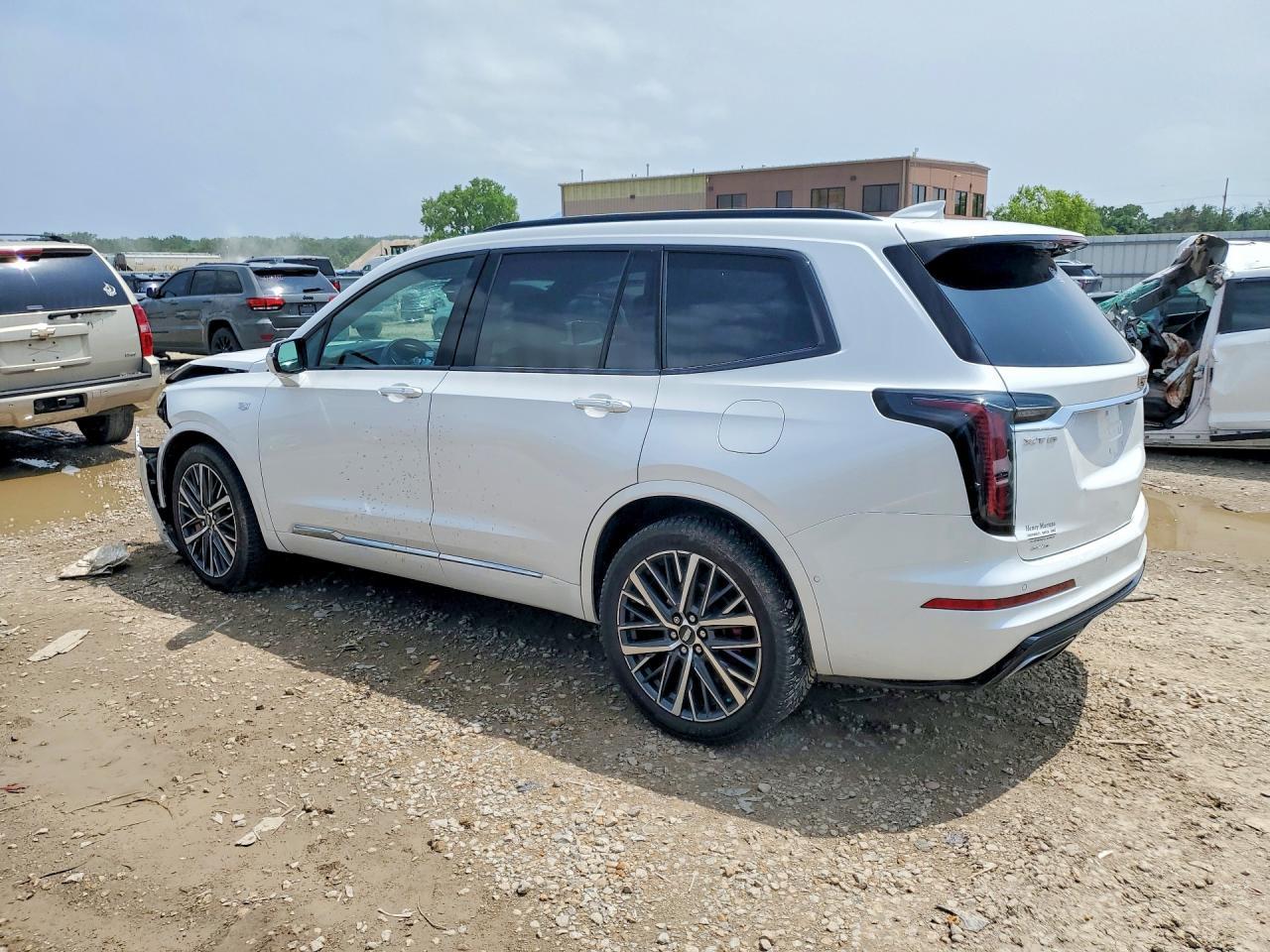 2022 Cadillac Xt6 Sport Platinum - Image 2