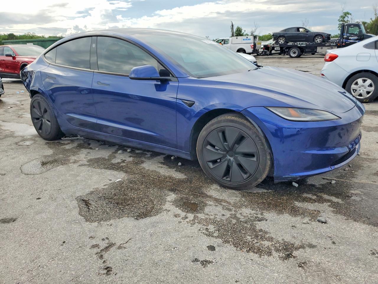2025 Tesla Model 3 - Фото 4