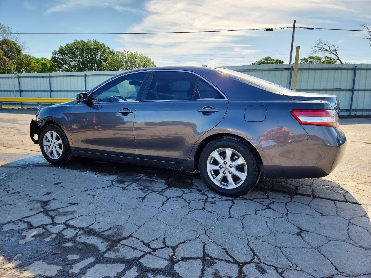 2010 Toyota Camry Le - Фото 2