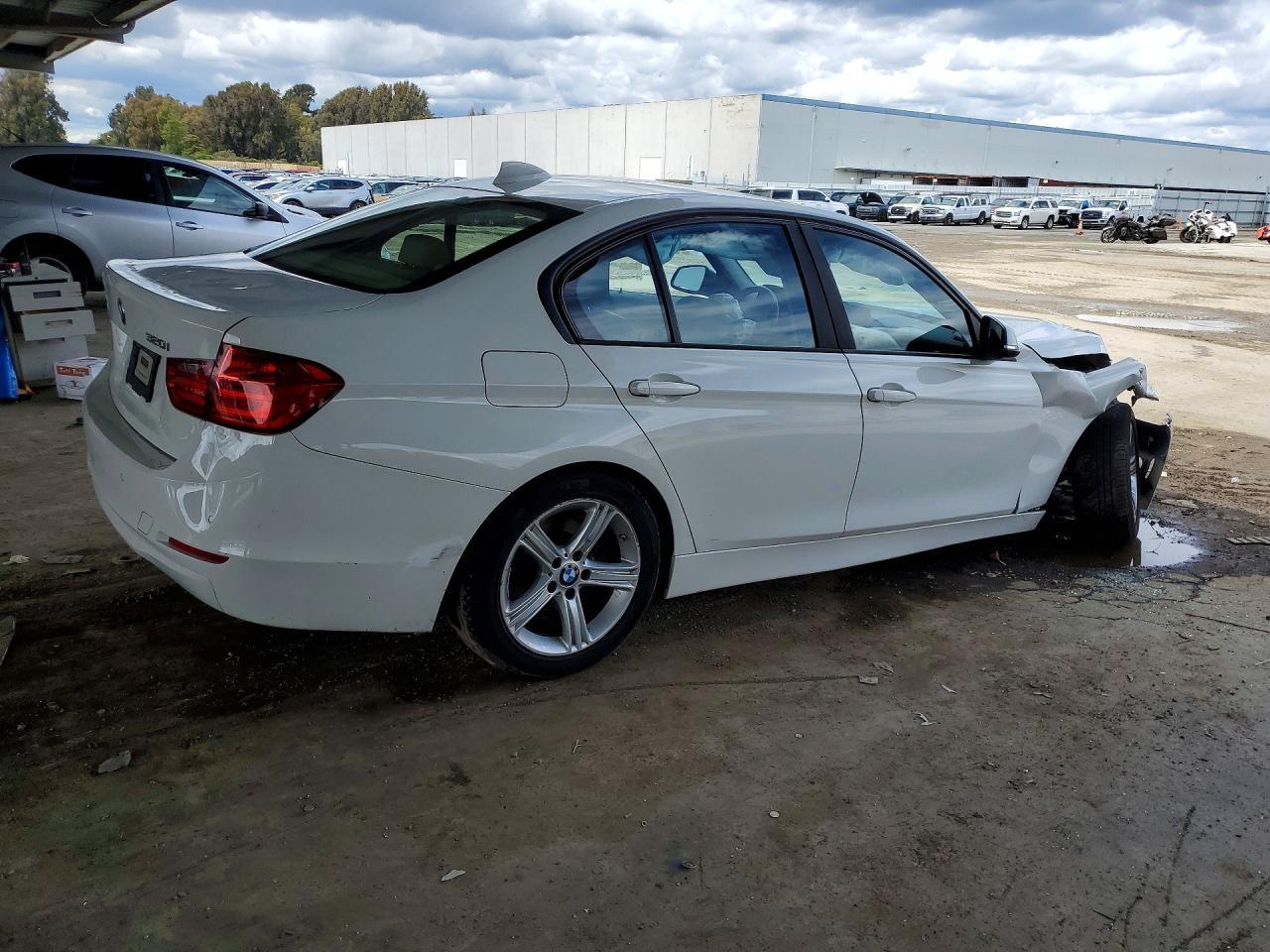 2015 BMW 320 I - Фото 3