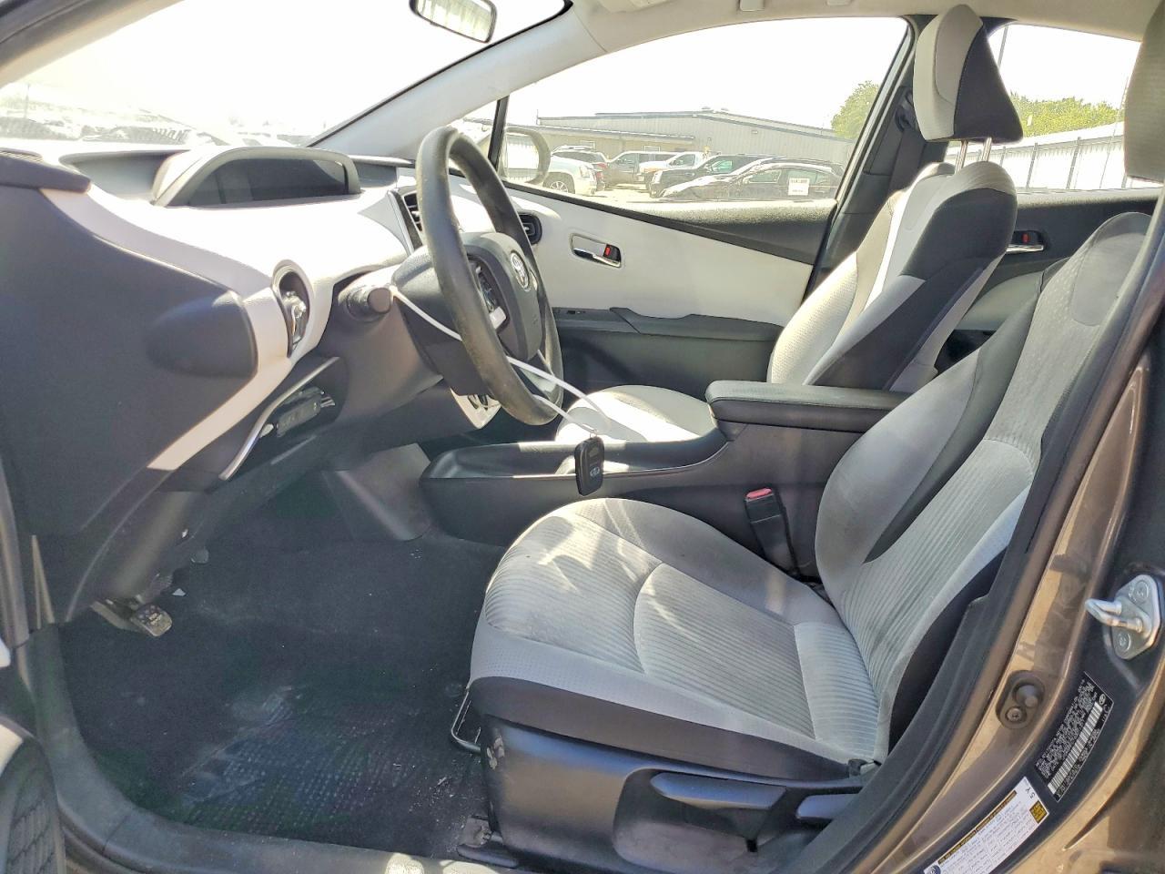 2016 Toyota Prius Two - Фото 7