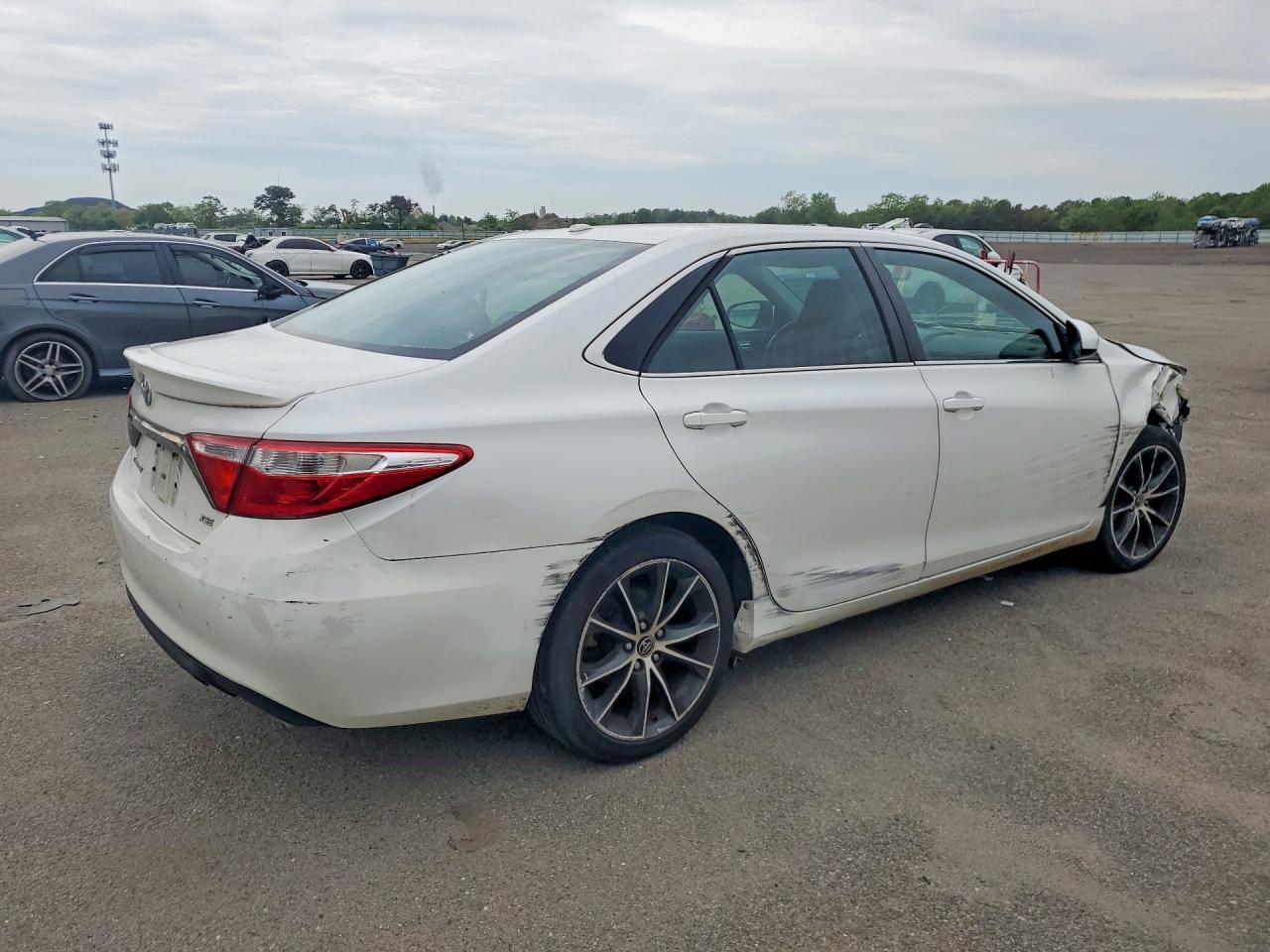 2015 Toyota Camry Xse - Image 3