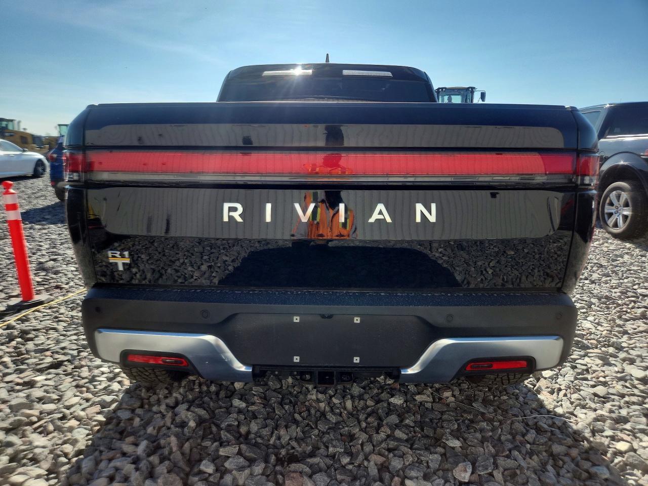 2023 Rivian R1T Adventure - Фото 6