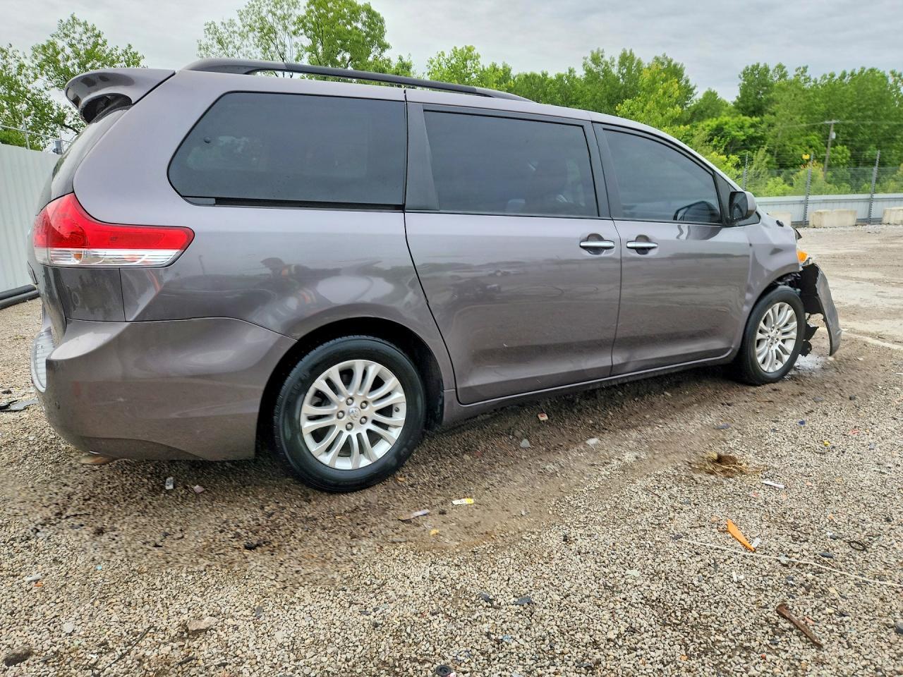 2014 Toyota Sienna Xle 8-Passenger - Фото 3