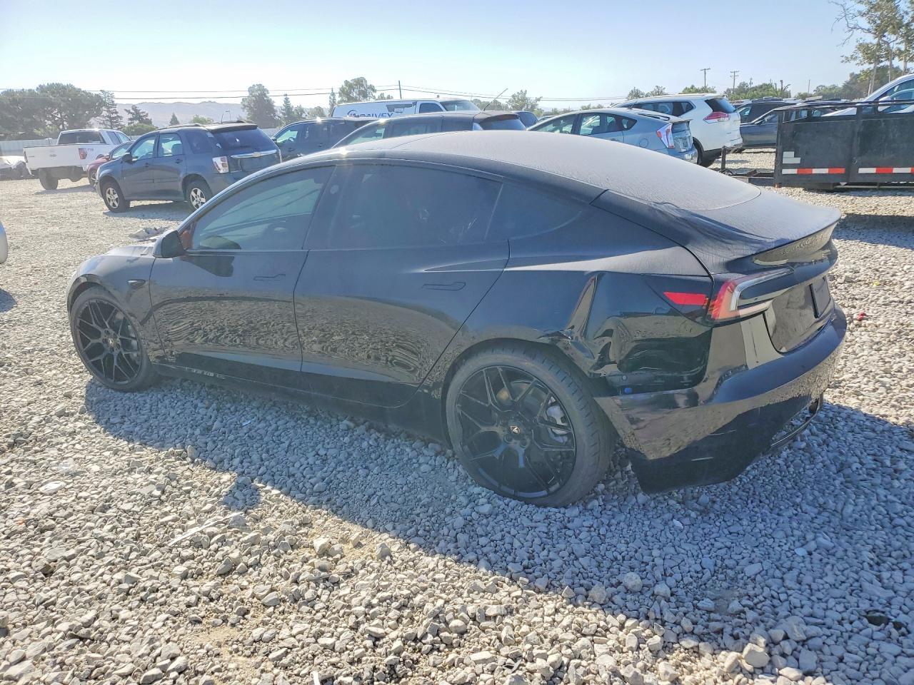 2025 Tesla Model 3 - Фото 2