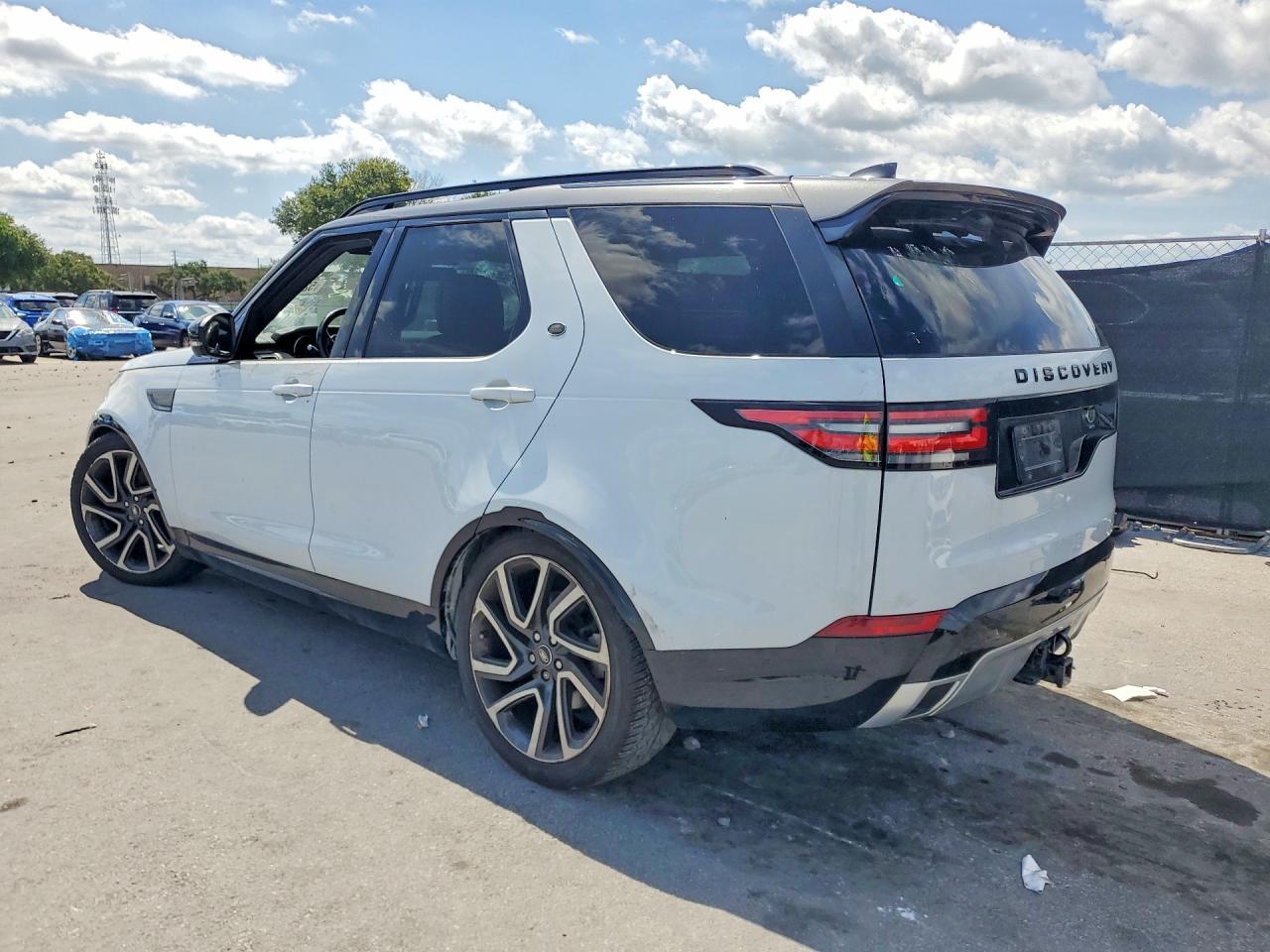 2017 Land Rover Discovery Hse Luxury - Image 2