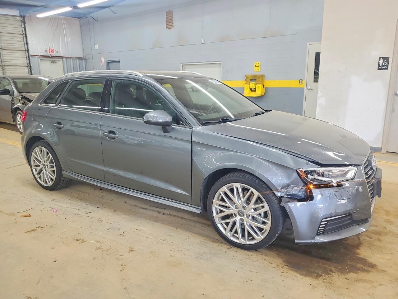 2018 Audi A3 E-Tron Premium - Фото 4
